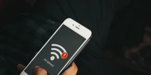  Image of a mobile phone with a no service symbol